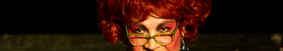 Mujer adulta de cabello rojo y gafas
