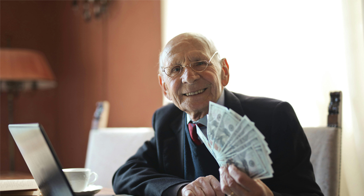 Adulto mayor contando dinero