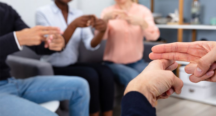 Personas haciendo señas con sus manos