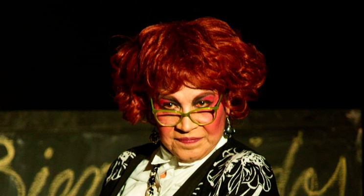 Mujer adulta de cabello rojo y gafas