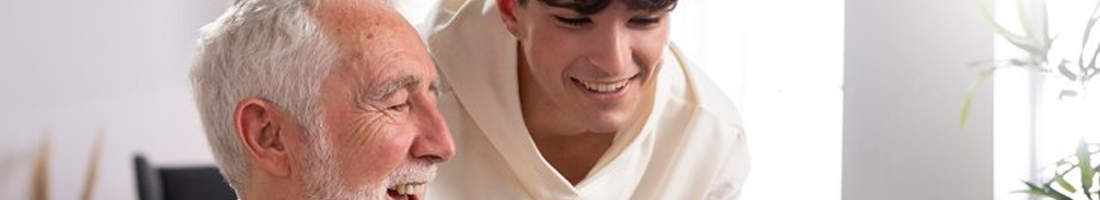 Tiro medio hombre y niño con tableta