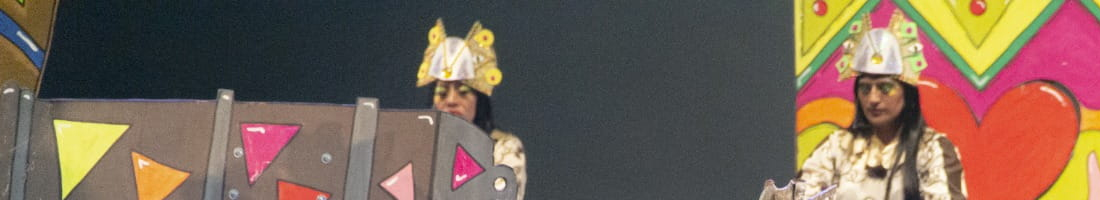 Personajes con trajes típicos