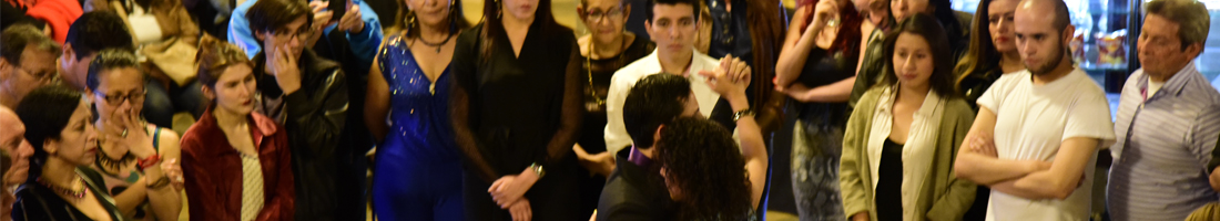 pareja bailando rodeada de personas