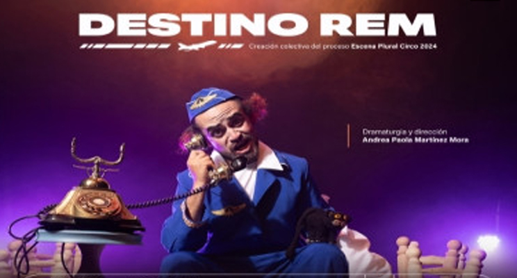 Hombre vestido de azul con teléfono en mano