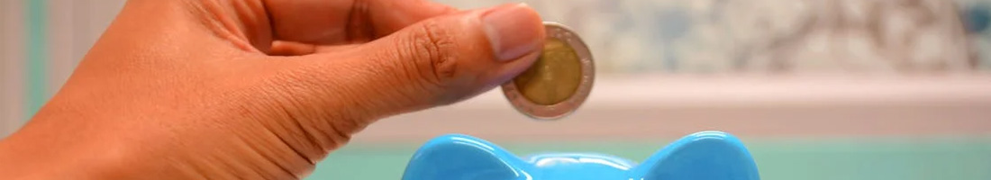 Mano con moneda ahorrar alcancia