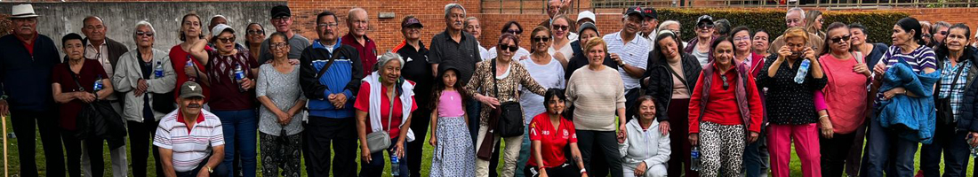 Personas mayores reunidas al aire libre