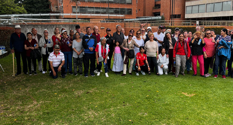 Personas mayores reunidas al aire libre
