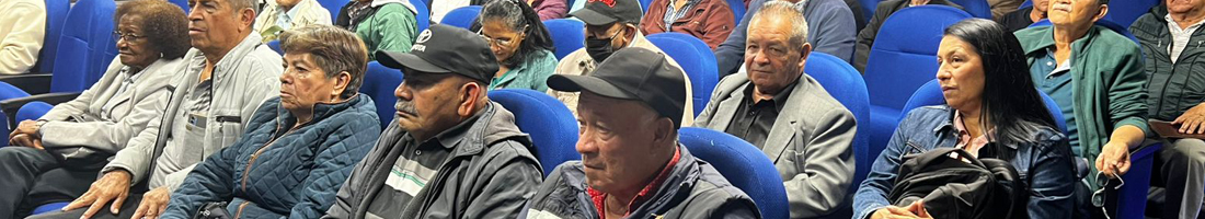 Personas mayores reunidas en auditorio