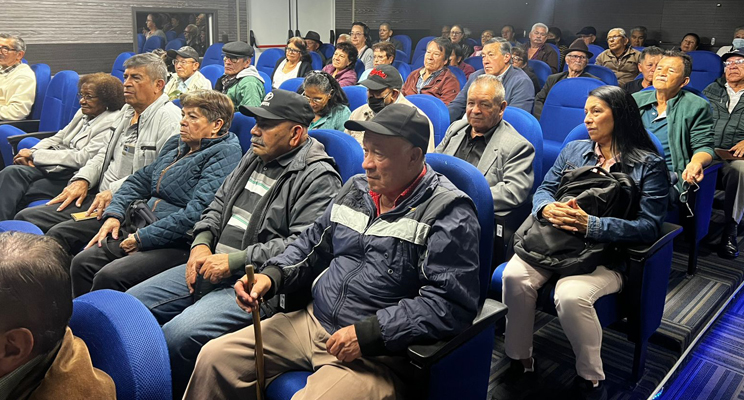 Personas mayores reunidas en auditorio