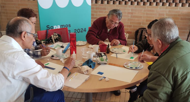 Personas mayores reunidas