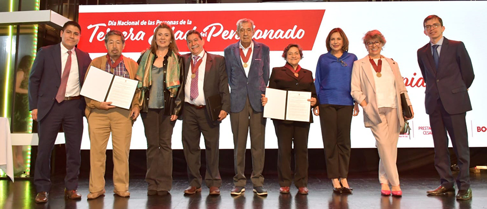 Algunos de los pensionados conmemorados con la Medalla al Espiritu Solidario en el marco del evento.