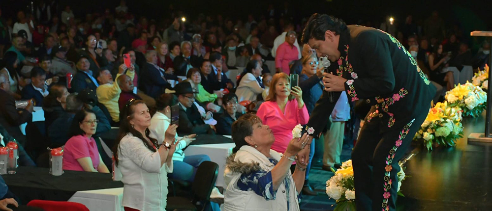 Foto de Juan Gabriel de Yo me llamo en el evento Día Nacional de las Personas de la Tercera Edad y del Pensionado 2023.