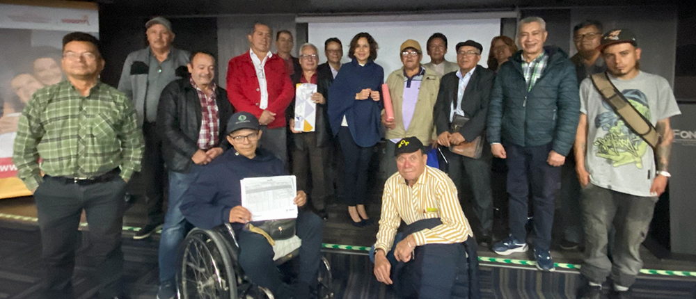 En la foto Maria Pierina González Falla, directora general del FONCEP junto a los asistentes al taller.