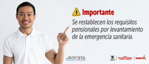 Foto de un adulto de camisa tipo polo color blanco sonriendo y señalando hacia el texto que dice: Importante: Se restablecen los requisitos pensionales por levantamiento de la emergencia sanitaria.