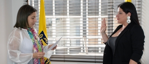 En la foto a la derecha María Pierina González Falla, Directora General de FONCEP, tomándole el juramento a Helga Lidby Díaz Acosta, Jefe de Control Disciplinario Interno de FONCEP.