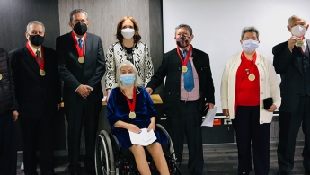 Foto completa de todos los galardonados a la medalla del Espíritu Solidario 2020 - 2021