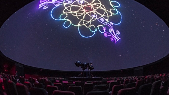 Proyección de luces dentro del domo del Planetario de Bogotá.