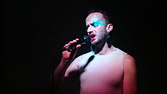 Hombre maquillado cantando