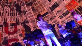 Proyección de contexto de la presentación del concierto de Bowie en el domo del planetario
