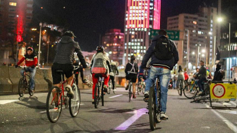 Ciudadanas(os) disfrutando de la ciclovía nocturna por la calle 26 a la altura de la calle 10