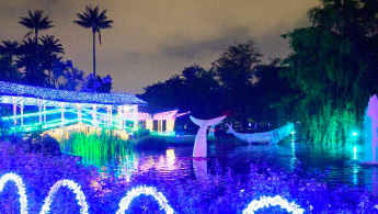 Foto del lago en el Jardín Botánico de Bogotá con el alumbrado navideño y esculturas de animales.