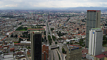 Foto panorámica de la ciudad de Bogotá cerca al centro de la ciudad hacia el oriente.
