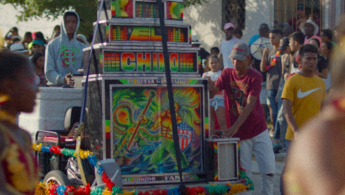 Fotografía de un grupo de jóvenes en la costa atlántica cargando una picó (Aparato de sonido que se usa en los barrios populares del caribe colombiano)