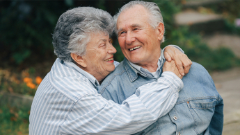 Pareja de la tercera edad abrazada y felices.