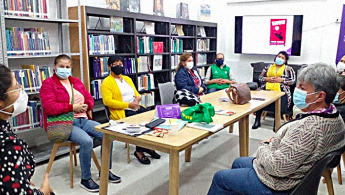 Fotografía de un grupo de adultas mayores en espacio de taller en una de las bibliotecas de la red distrital.