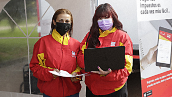 Fotografía de dos colaboradoras de atención al cliente de FONCEP en el espacio de feria.