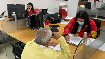 Fotografía de una funcionaria de FONCEP atendiendo a uno de nuestros usuarios pensionados.