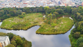 Fotografía aérea del humedal Santa María del Lago en Bogotá