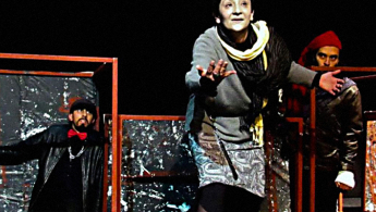 Fotografía de una de las escenas de la obra donde se ven cinco artistas en acción.