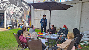 Fotografía donde se encuentran señoras de la tercera edad guiadas en un taller al aire libre.