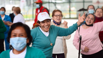 Fotografía de señoras de la tercera edad divirtiéndose haciendo ejercicio