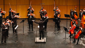 Fotografía de una orquesta juvenil interpretando los instrumentos