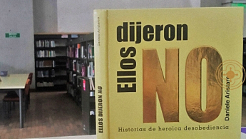 Fotografía de un libro en una biblioteca