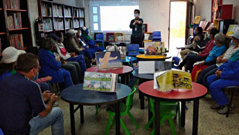 Fotografía de personas de la tercera edad en un espacio de taller en la biblioteca.