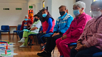 Fotografía de señoras de la tercera edad en una dinámica de taller.