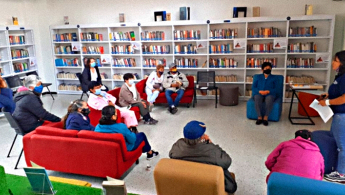 Fotografía de un grupo de personas de la tercera edad en un taller en la biblioteca