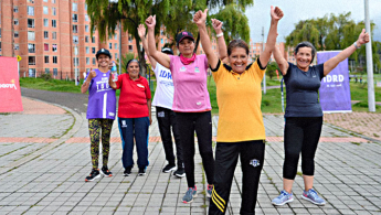 Señoras de la tercera edad, felices por haber realizado ejercicio.