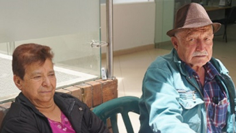 Mujer de la tercedad edad sentada junto a un hombre de la tercera edad
