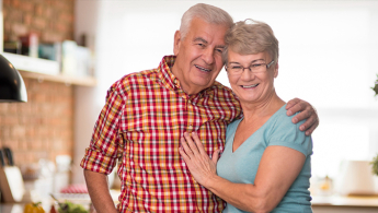 Fotografía de una pareja de la tercera edad sonriendo.