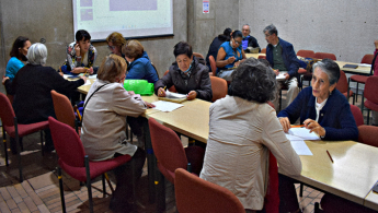 Fotografía de un espacio de taller en la biblioteca con personas de la tercera edad