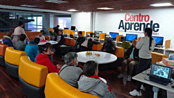 Fotografía de varios adultos de la tercera edad en el espacio "Centro aprende" en taller.