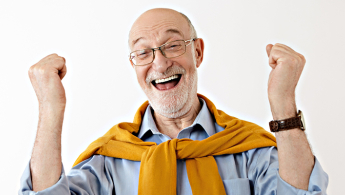 Fotografía de un señor de la tercera edad feliz levantando las manos