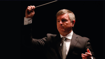 Fotografía del director dirigiendo la orquesta
