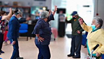 Personas de la tercera edad bailando en los talleres de la biblioteca