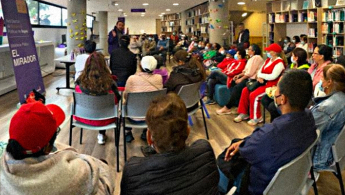 Personas de la tercera edad en la biblioteca en visita guiada