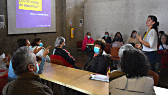 Personas de la tercera edad en la biblioteca en espacio de taller